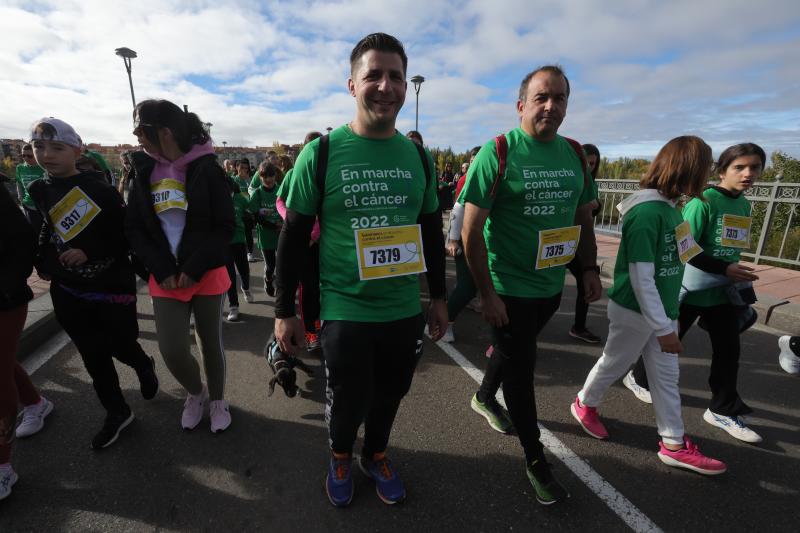 MIles de personas cruzan el puente de Enrique Esteban. 