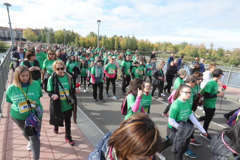MIles de personas cruzan el puente de Enrique Esteban. 