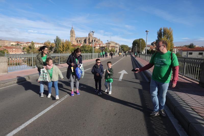 MIles de personas cruzan el puente de Enrique Esteban. 