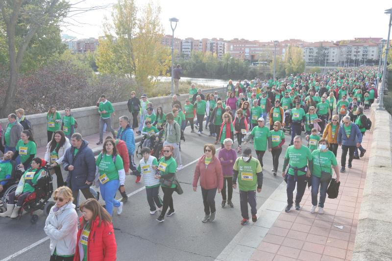 MIles de personas cruzan el puente de Enrique Esteban. 