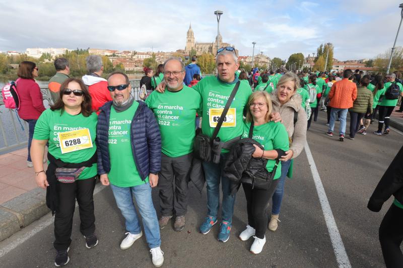 MIles de personas cruzan el puente de Enrique Esteban. 