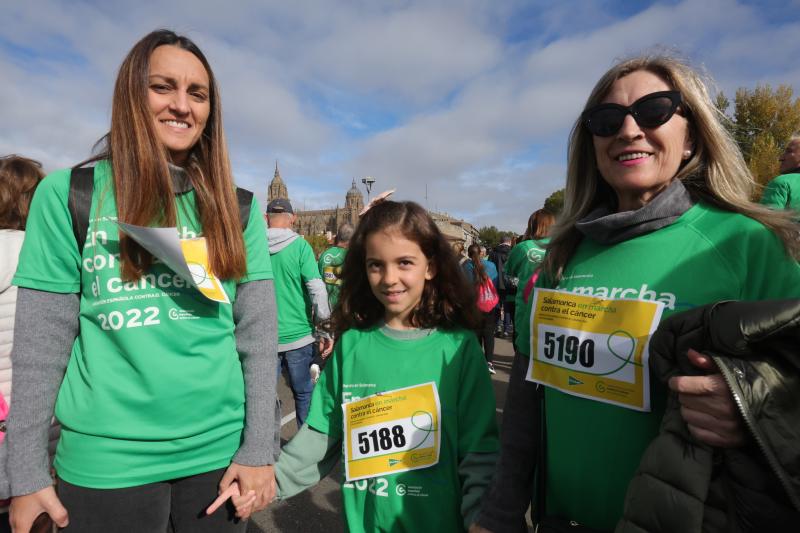 MIles de personas cruzan el puente de Enrique Esteban. 