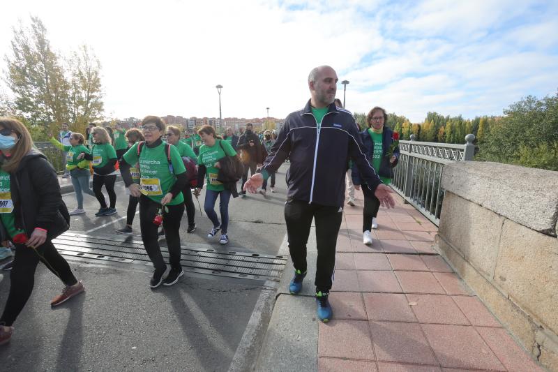 MIles de personas cruzan el puente de Enrique Esteban. 