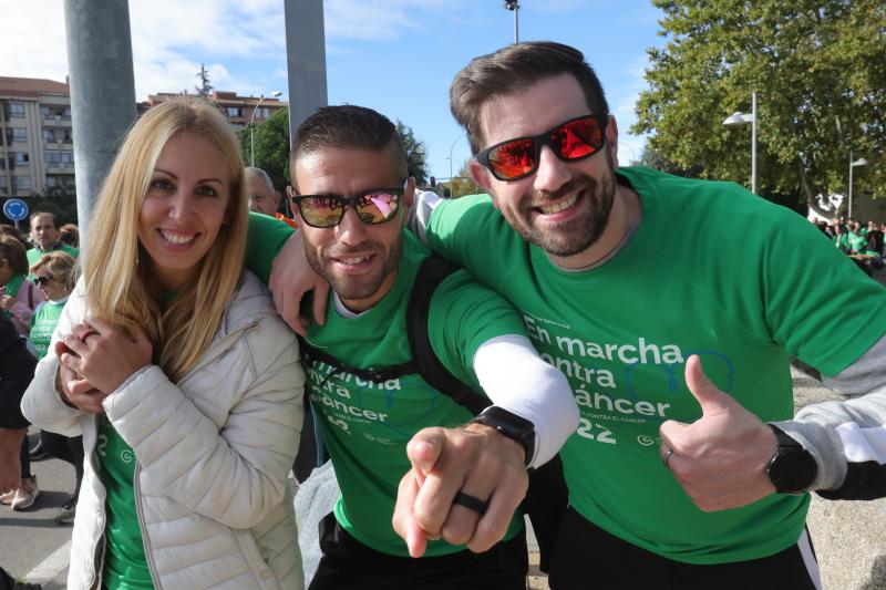 MIles de personas cruzan el puente de Enrique Esteban. 