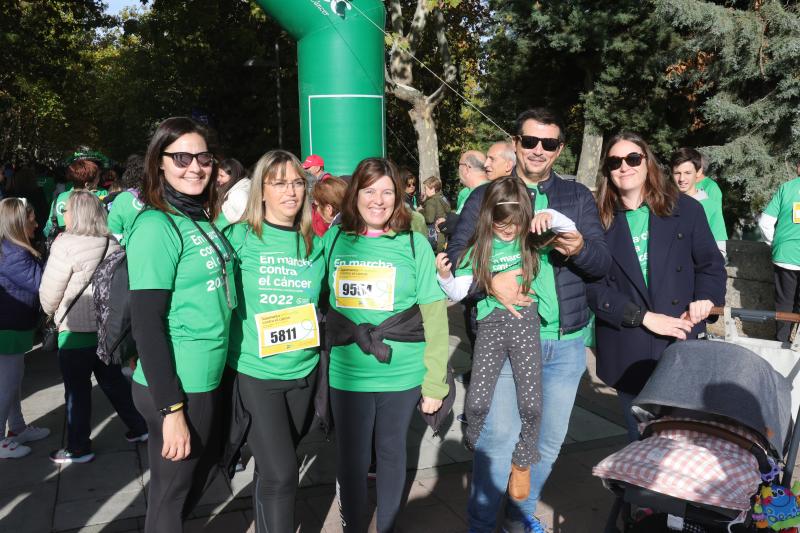 MIles de personas cruzan el puente de Enrique Esteban. 
