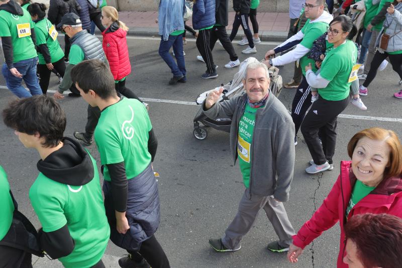 MIles de personas cruzan el puente de Enrique Esteban. 