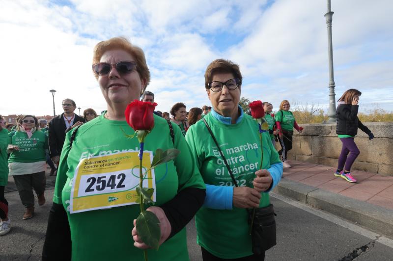 MIles de personas cruzan el puente de Enrique Esteban. 