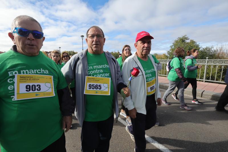 MIles de personas cruzan el puente de Enrique Esteban. 
