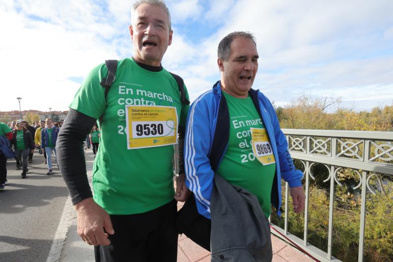 MIles de personas cruzan el puente de Enrique Esteban. 