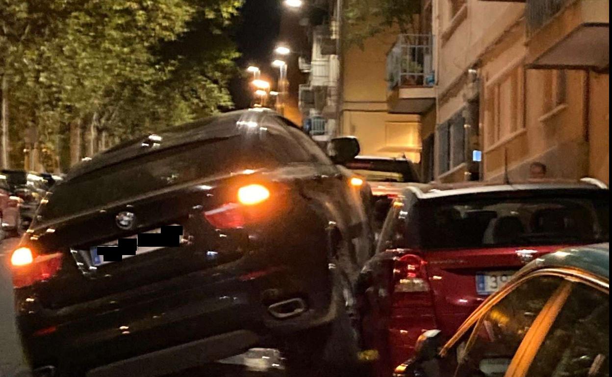 El coche accidentado encima del vehículo estacionado. 