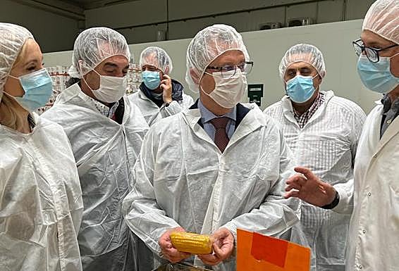 El consejero durante su visita a las instalaciones de Huercasa. 