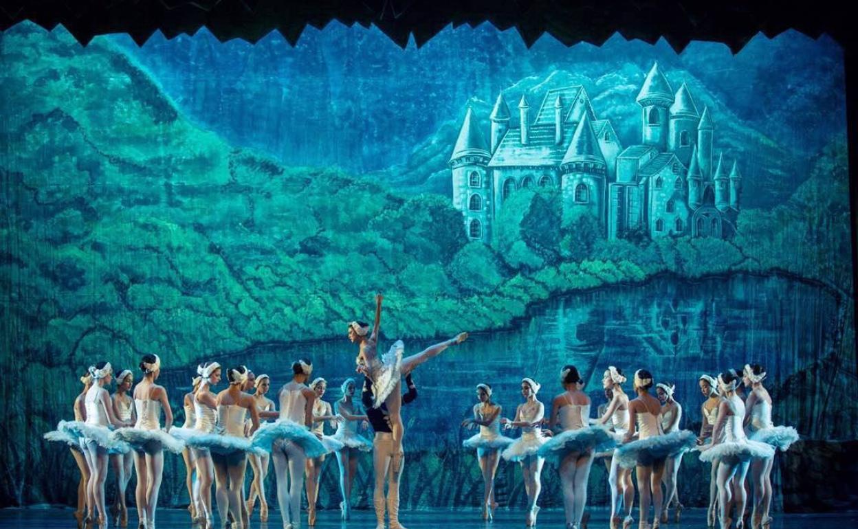 Representación de la obra 'El lago de los cisnes'. 