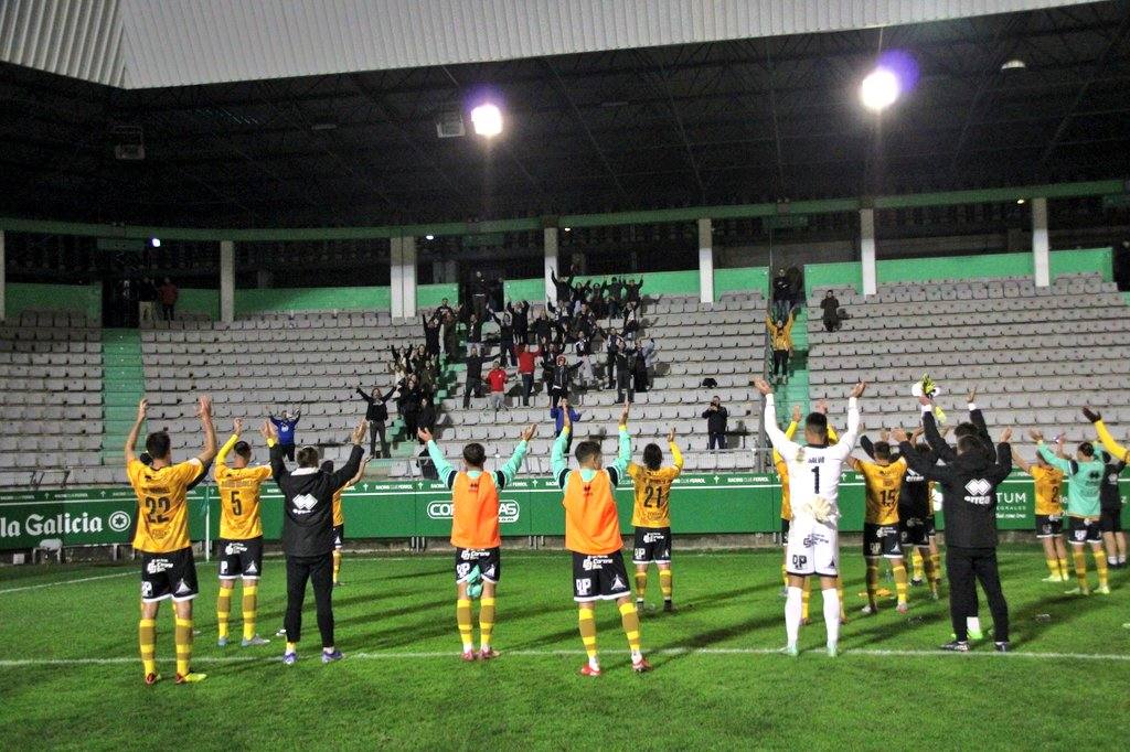 Los jugadores de Unionistas agradecen a la afición desplazada a Ferrol el apoyo en A Malata. 