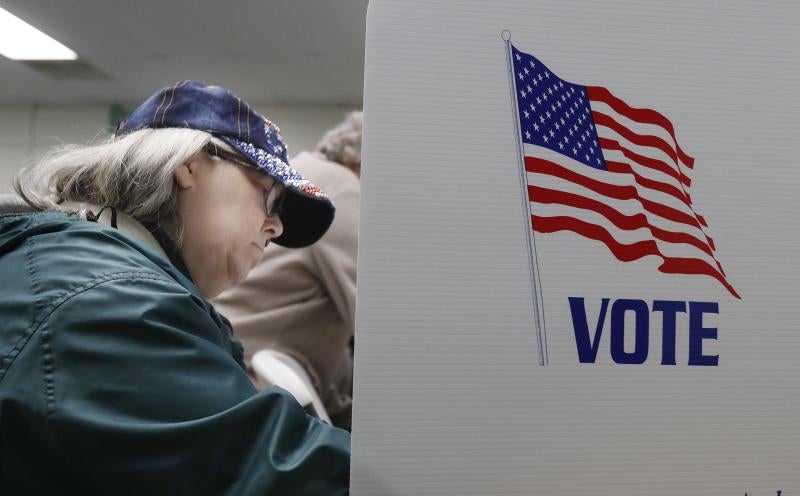 Una mujer vota esta mañana en un colegio electoral de Ohio