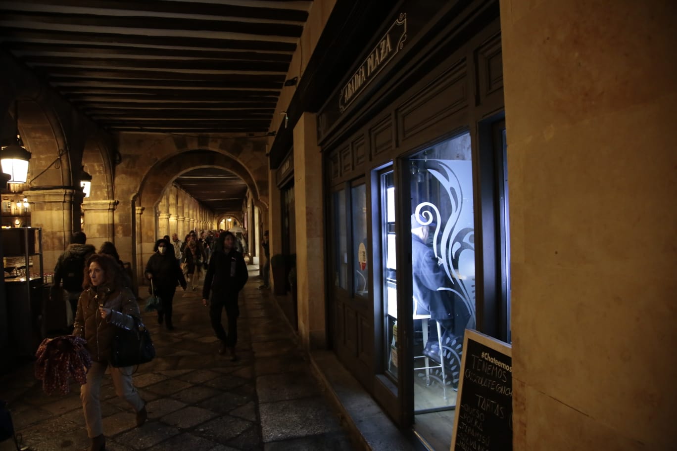 Soportal de la Plaza Mayor con algunos bares apagados. 