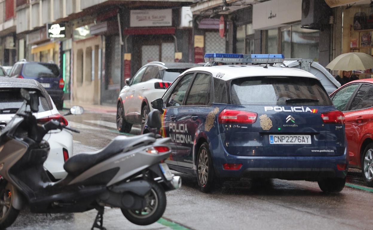 La Policía Nacional estacionado en la calle del estanco. 