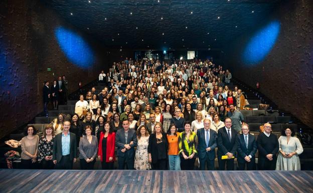 Autoridades y profesionales que participan en el programa Reincorpora durante la jornada celebrada en CaixaForum Madrid. 