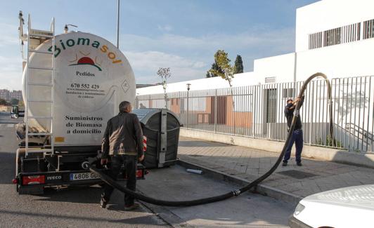 Suministro de combustible a un colegio. 