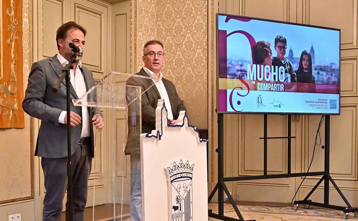 El concejal de Turismo, Fernando Castaño, acompañado del presidente de las escuelas de español de Castilla y León, Miguel Ángel Benito