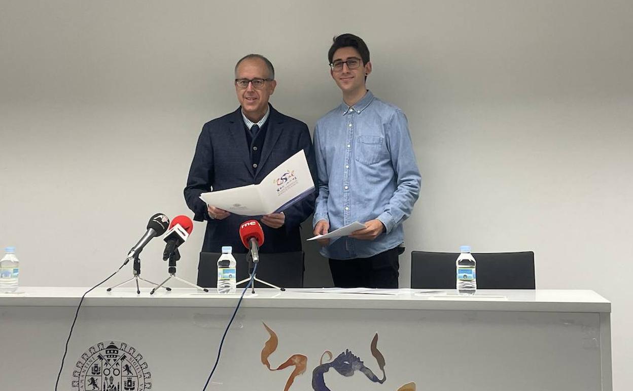 El vicerrector de Investigación y Transferencia de la USAL, José Miguel Mateos Roco, junto a Sergi García Salcedo, miebro de la Unidad de Cultura Científica y organizador de la cita.