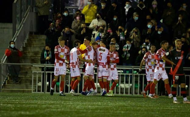 Jugadores del CD Guijuelo celebran su gol al Rayo la pasada temporada en la Copa. 