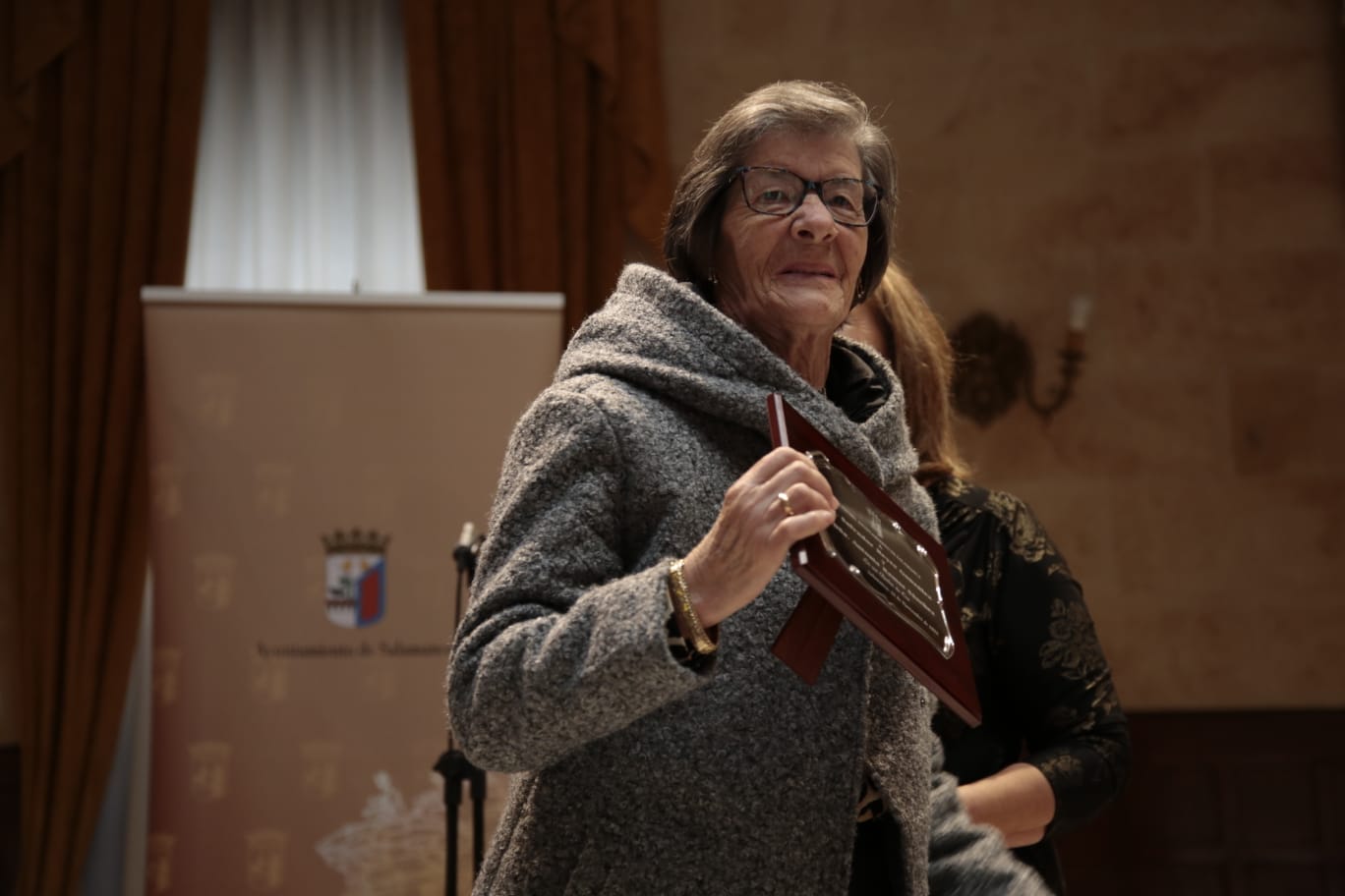 El alcalde de Salamanca entrega una placa a un matrimonio. 