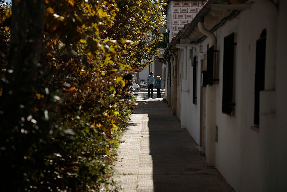 Dos vecinos al fondo.