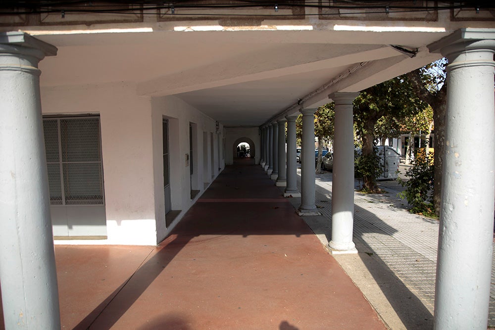 Soportales en la plaza del barrio