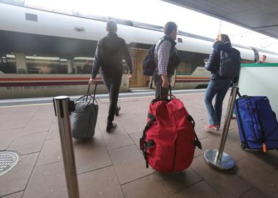 Imagen secundaria 1 - Viajeros, andén e interior de un vagón del tren de las 9.41 a Madrid. 