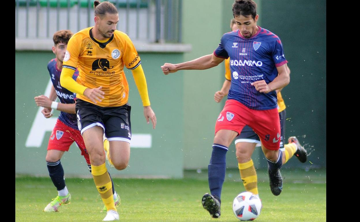 Mario Gómez pugna con un rival por el balón. 