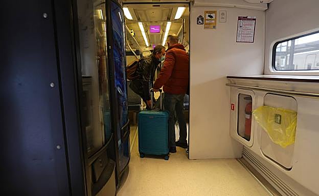 Imagen principal - Viajeros, andén e interior de un vagón del tren de las 9.41 a Madrid. 