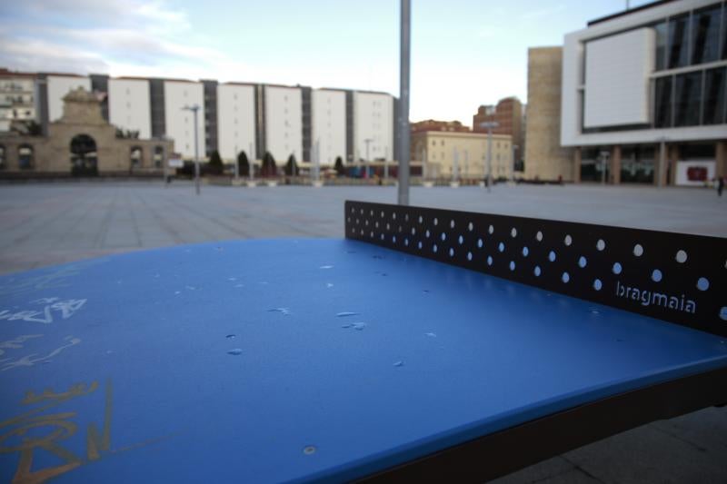 Francisco Gómez Galán, señala a los restos de la entrada al antiguo cuartel de Caballería.