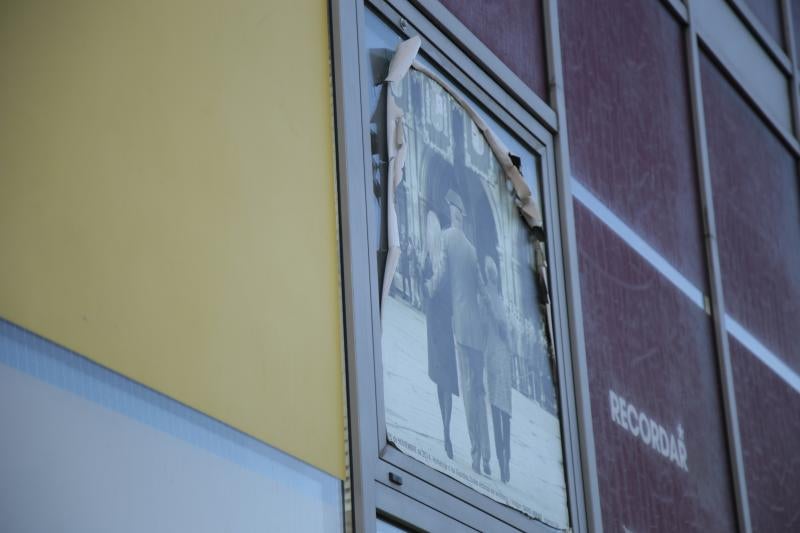 Francisco Gómez Galán, señala a los restos de la entrada al antiguo cuartel de Caballería.