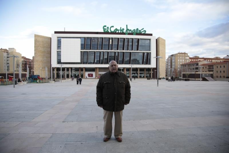 Francisco Gómez Galán, señala a los restos de la entrada al antiguo cuartel de Caballería.