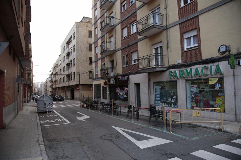 Francisco Gómez Galán, señala a los restos de la entrada al antiguo cuartel de Caballería.