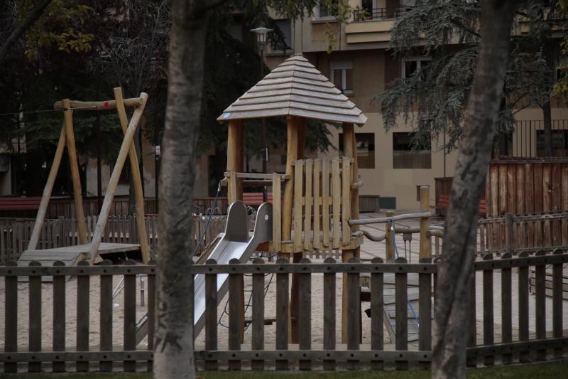 Francisco Gómez Galán, señala a los restos de la entrada al antiguo cuartel de Caballería.