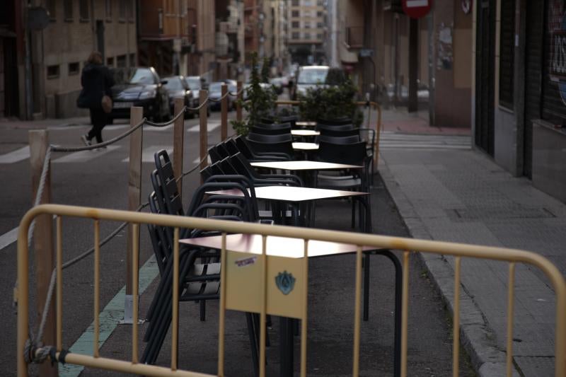 Francisco Gómez Galán, señala a los restos de la entrada al antiguo cuartel de Caballería.