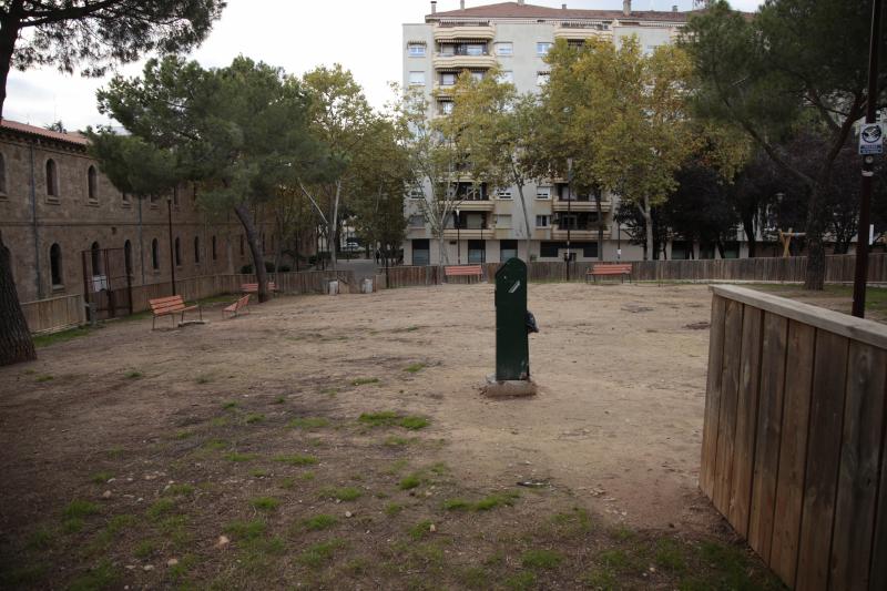 Francisco Gómez Galán, señala a los restos de la entrada al antiguo cuartel de Caballería.
