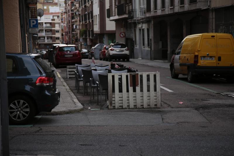 Francisco Gómez Galán, señala a los restos de la entrada al antiguo cuartel de Caballería.