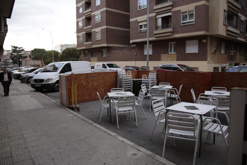 Francisco Gómez Galán, señala a los restos de la entrada al antiguo cuartel de Caballería.