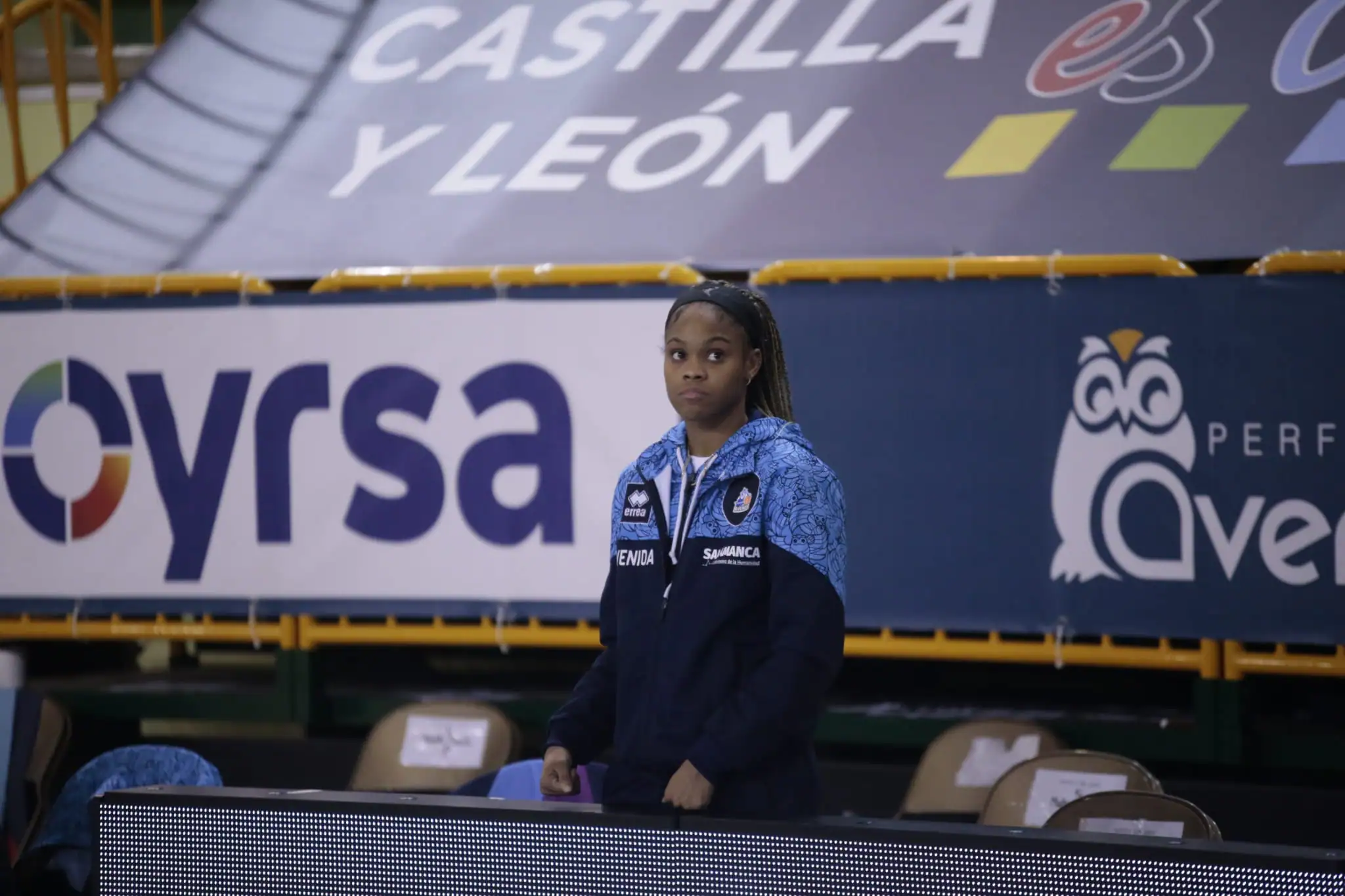 Las jugadoras del CB Avenida pugnan con la alero del Casademont Zaragoza, Leonie Fiebich, para hacerse con la posesión del balón. 