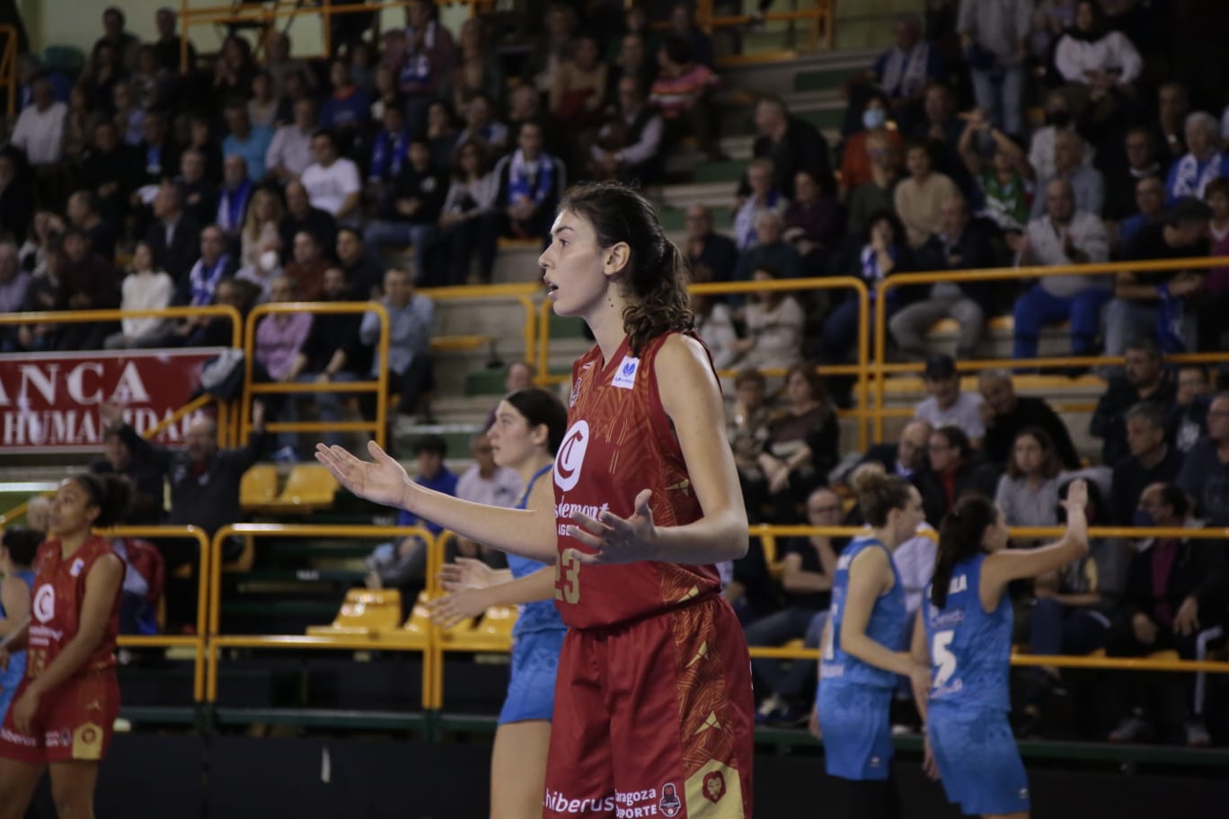 Las jugadoras del CB Avenida pugnan con la alero del Casademont Zaragoza, Leonie Fiebich, para hacerse con la posesión del balón. 