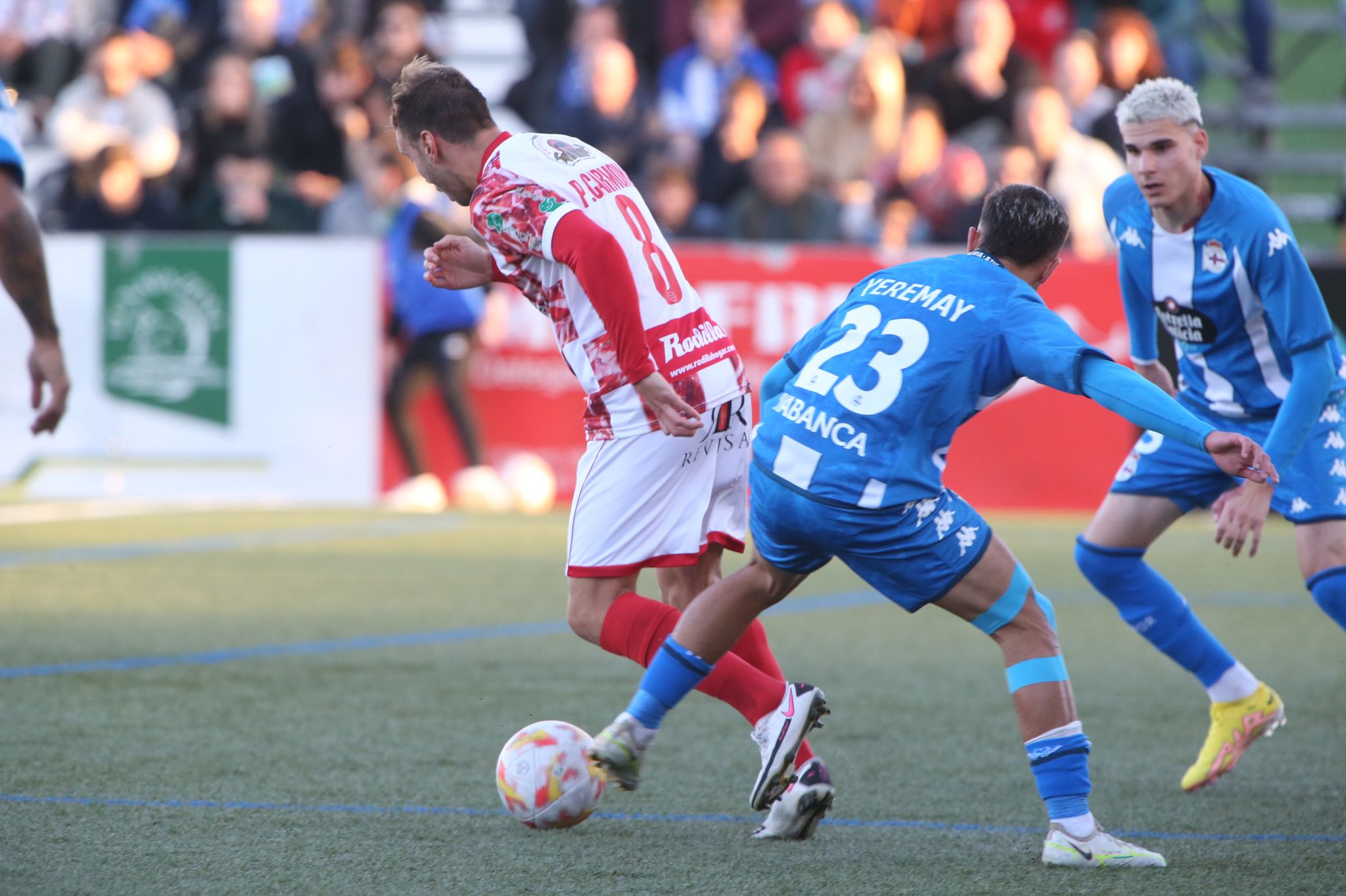 Los jugadores del Guijuelo celebran el primer gol de Carmona ante el Deportivo de la Coruña.