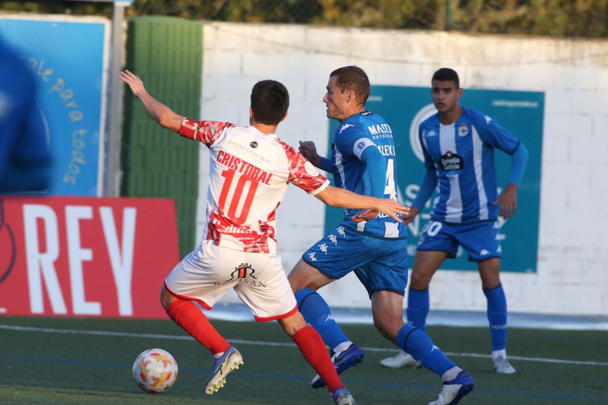 Los jugadores del Guijuelo celebran el primer gol de Carmona ante el Deportivo de la Coruña.