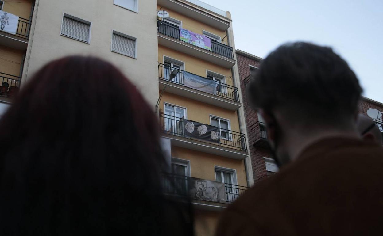 Dos personas observan unos balcones en Salamanca.