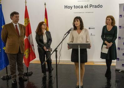 Imagen secundaria 1 - El director del Museo de Salamanca, Alberto Bescós, junto a la directora