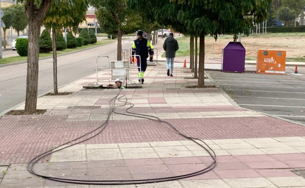 Colocación de la fibra óptica en Carbajosa