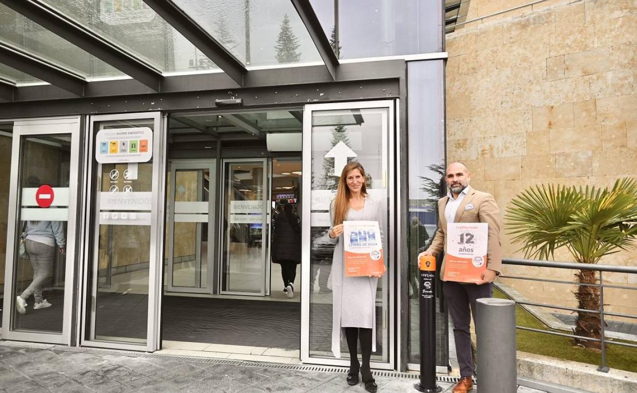 Cuca Gonzalo y Alberto Fernández Vidal, en la entrada del centro comercial. 