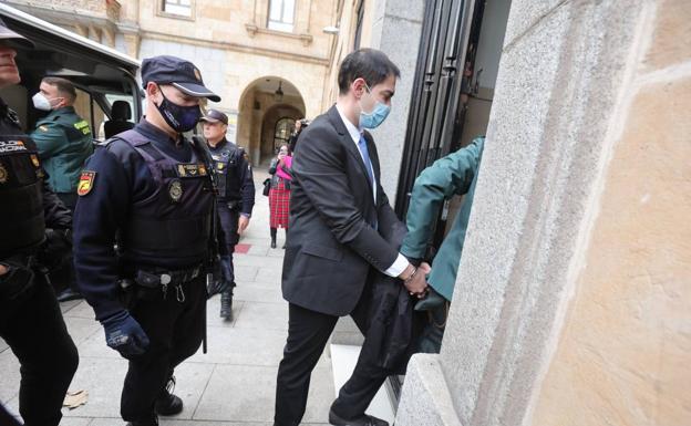 El acusado, a su llegada a la Audiencia Provincial. 