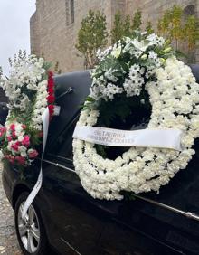 Imagen secundaria 2 - Asistentes y coches fúnebres en el funeral. 